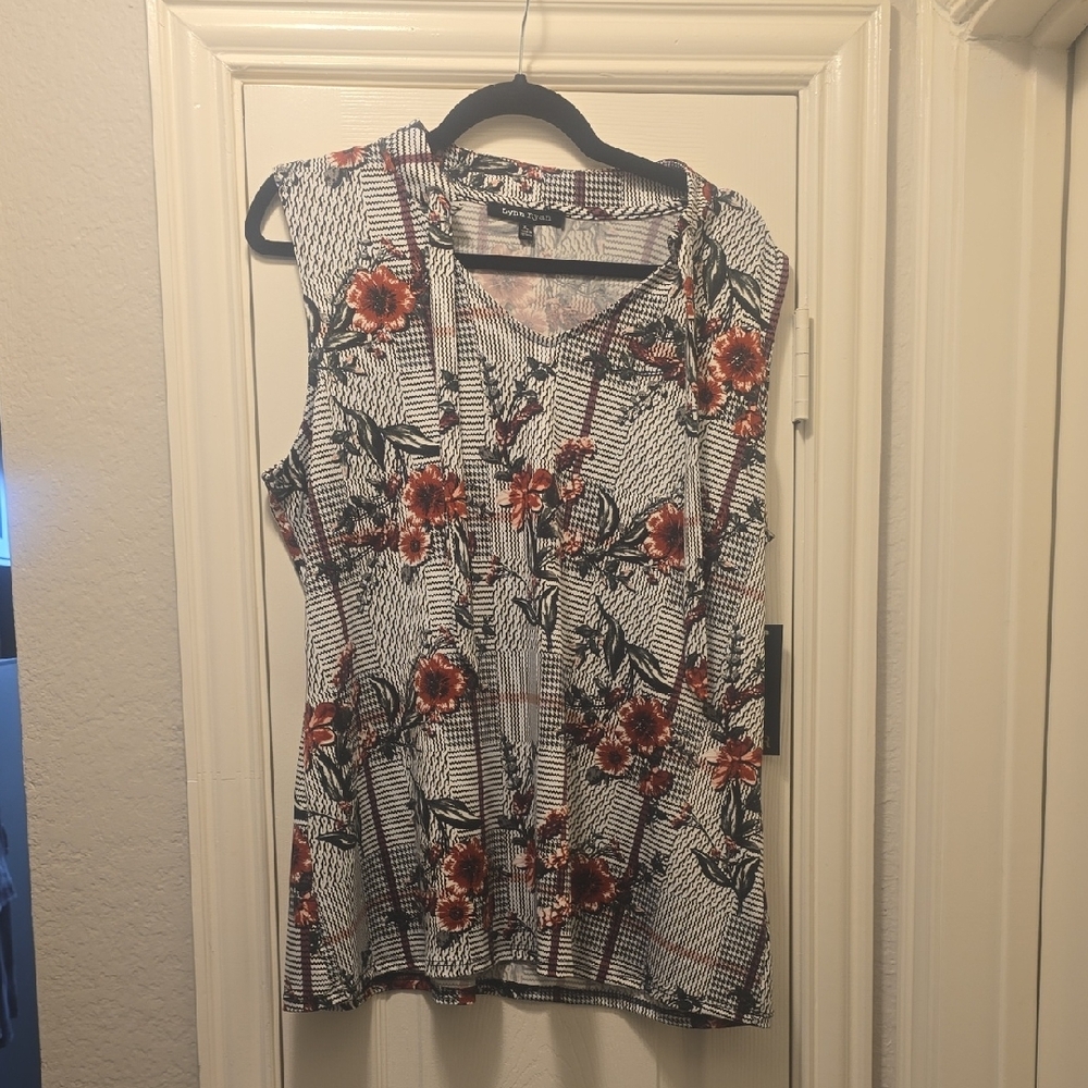 Floral Sleeveless Blouse with Notched Collar in Gray and White